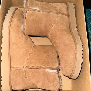 UGG SHORT BOOTIES Classic mini ll Chestnut color Size 8 NEW